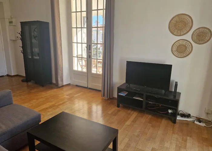 Beautiful And Bright 1st Floor Flat With Large Terrace - Center *