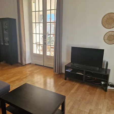 Beautiful And Bright 1st Floor Flat With Large Terrace - Center *